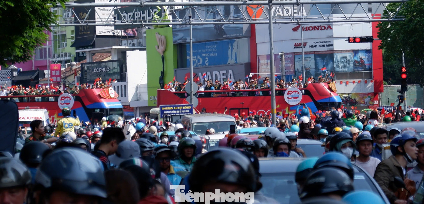 Khối các Anh hùng Lực lượng vũ trang nhân dân, Anh hùng lao động và nhân chứng lịch sử đại diện cho 63 tỉnh, thành diễu hành.