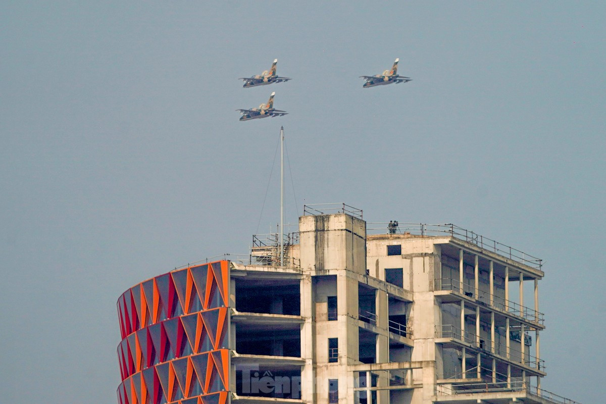 Tiêm kích Yak-130 cũng được Quân chủng Phòng không - Không quân huy động để tập luyện, đã có màn trình diễn ấn tượng tại lễ kỷ niệm 50 năm ngày thống nhất đất nước (30/4/1975 - 30/4/2025).