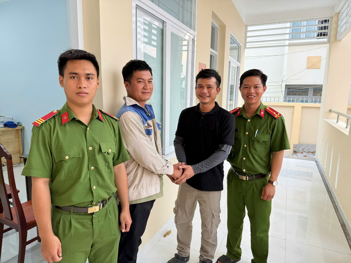 Anh Hồ Công Toàn thay mặt gia đình gửi lời cảm ơn đến anh Khoa và Công an xã Tân Thắng. Anh Hồ Công Toàn thay mặt gia đình gửi lời cảm ơn đến anh Khoa và Công an xã Tân Thắng.