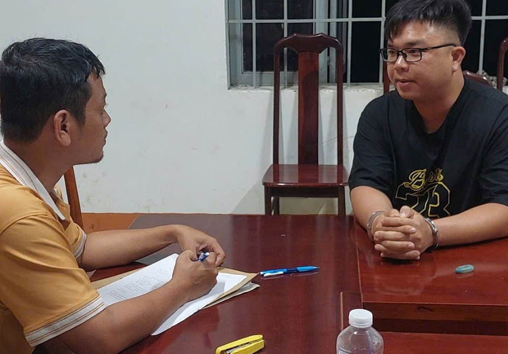 Đối tượng Lê Nguyễn Ngọc Lâm (bên phải) thời điểm bị bắt giữ.