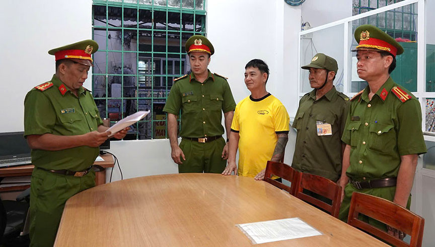 Cơ quan CSĐT Công an tỉnh Bình Thuận tống đạt quyết định tạm giữ đối với Diệp Văn Hoàng. Cơ quan CSĐT Công an tỉnh Bình Thuận tống đạt quyết định tạm giữ đối với Diệp Văn Hoàng.