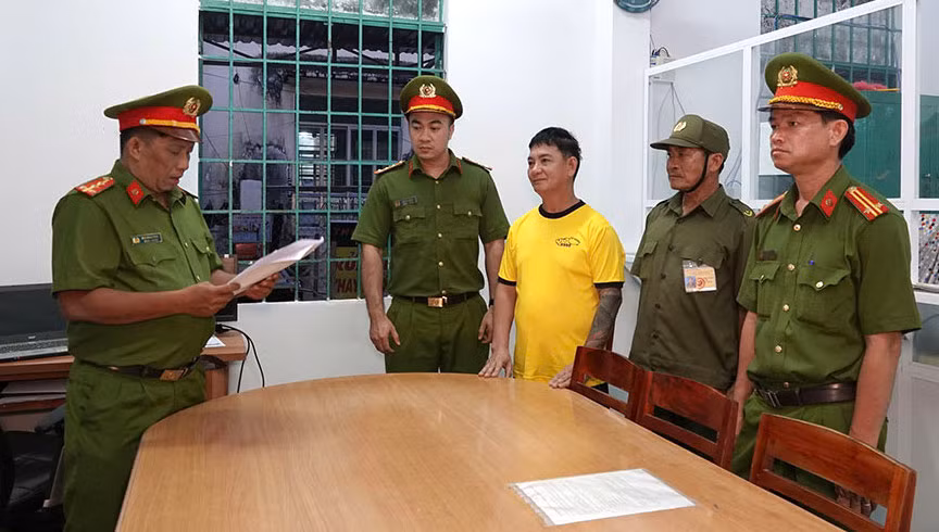 Cơ quan CSĐT Công an tỉnh Bình Thuận tống đạt quyết định tạm giữ đối với Diệp Văn Hoàng. Cơ quan CSĐT Công an tỉnh Bình Thuận tống đạt quyết định tạm giữ đối với Diệp Văn Hoàng.
