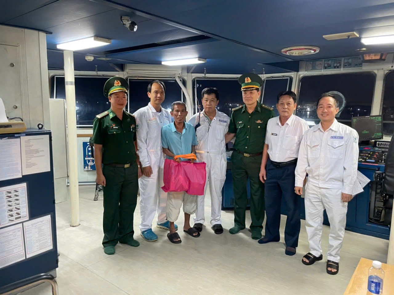 Trạm Biên phòng cửa khẩu cảng Vũng Tàu tiếp nhận ngư dân bị trôi dạt trên biển vào bờ. Trạm Biên phòng cửa khẩu cảng Vũng Tàu tiếp nhận ngư dân bị trôi dạt trên biển vào bờ.