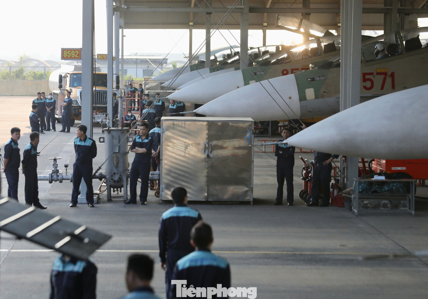 Hàng chục phi công lái máy bay Su-30MK2 từ nhiều nơi trên cả nước đã có mặt tại sân bay Biên Hoà từ đầu tháng 3 để tập luyện. Phi công làm quen thời tiết, điều kiện bay tại khu vực miền Nam trước khi bay trình diễn.