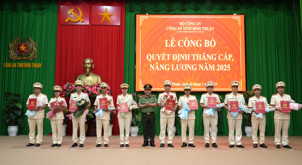 Ban Giám đốc Công an tỉnh Bình Thuận trao các quyết định thăng cấp, nâng lương năm 2025.