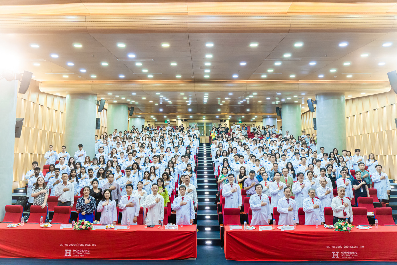 Ban Giám hiệu Nhà trường cùng quý thầy cô lãnh đạo các khoa, phòng, trung tâm tham dự và chứng kiến khoảnh khắc thiêng liêng trong Lễ trao áo blouse trắng của sinh viên Y khoa HIU.