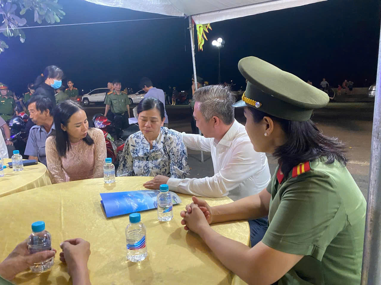 Ông Đặng Minh Thông, Phó Chủ tịch UBND tỉnh Bà Rịa - Vũng Tàu động viên người thân hạ sĩ Nguyễn Ngọc Minh Nhật. Ông Đặng Minh Thông, Phó Chủ tịch UBND tỉnh Bà Rịa - Vũng Tàu động viên người thân hạ sĩ Nguyễn Ngọc Minh Nhật.