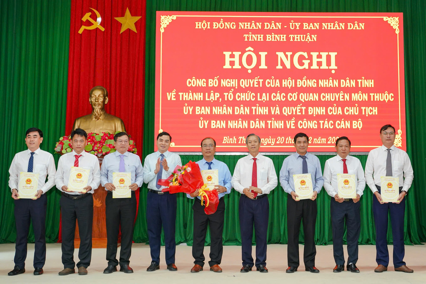 Lãnh đạo tỉnh Bình Thuận trao quyết định bổ nhiệm lãnh đạo Sở Nông nghiệp và Môi trường.