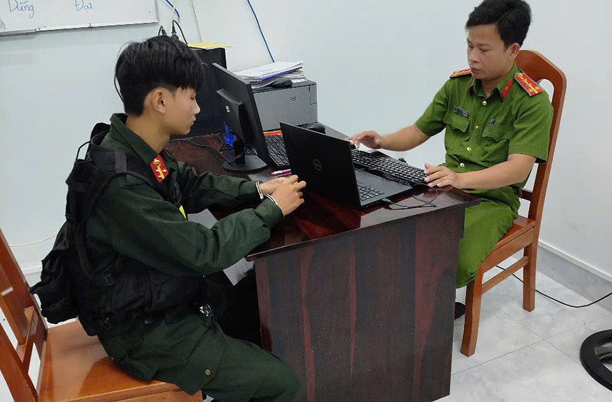 Công an xã Sông Bình làm việc với đối tượng Nguyễn Phạm Hoàng Dương (trái). Công an xã Sông Bình làm việc với đối tượng Nguyễn Phạm Hoàng Dương (trái).