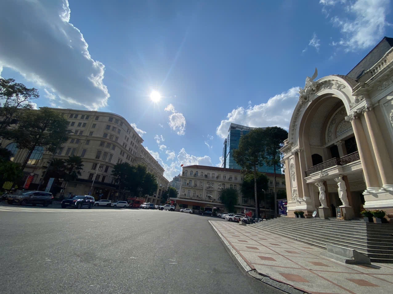 Khu phức hợp trung tâm mua sắm - khách sạn Union Square nằm đối diện Nhà hát TPHCM.