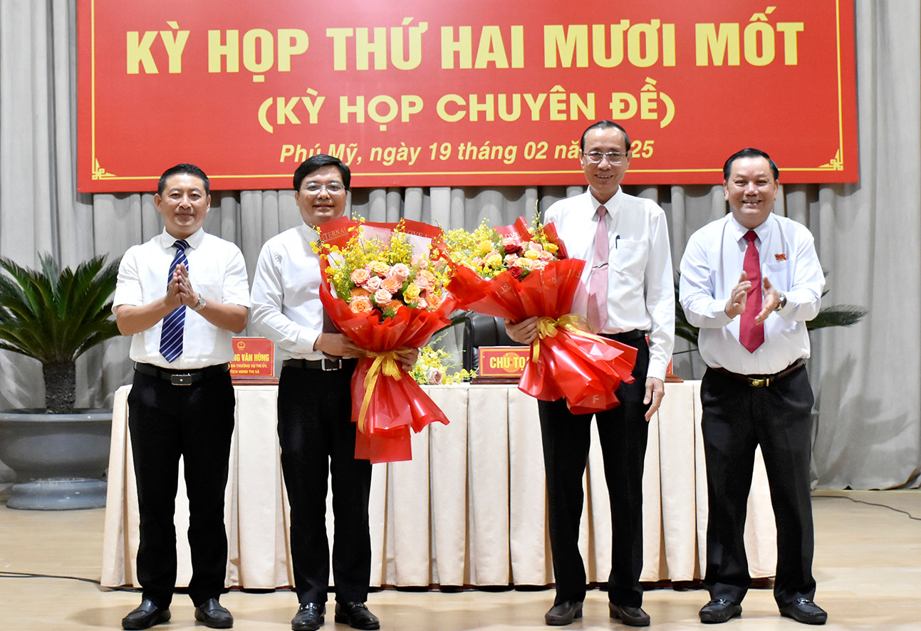 Lãnh đạo thị xã Phú Mỹ tặng hoa chúc mừng ông Nguyễn Tấn Cường và cảm ơn ông Nguyễn Văn Thắm. Lãnh đạo thị xã Phú Mỹ tặng hoa chúc mừng ông Nguyễn Tấn Cường và cảm ơn ông Nguyễn Văn Thắm.