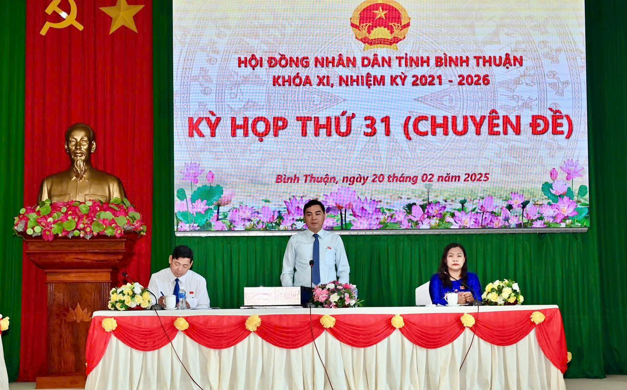 Ông Nguyễn Hoài Anh-Bí thư Tỉnh ủy, Chủ tịch HĐND tỉnh Bình Thuận phát biểu tại kỳ họp. Ảnh: báo Bình Thuận.
