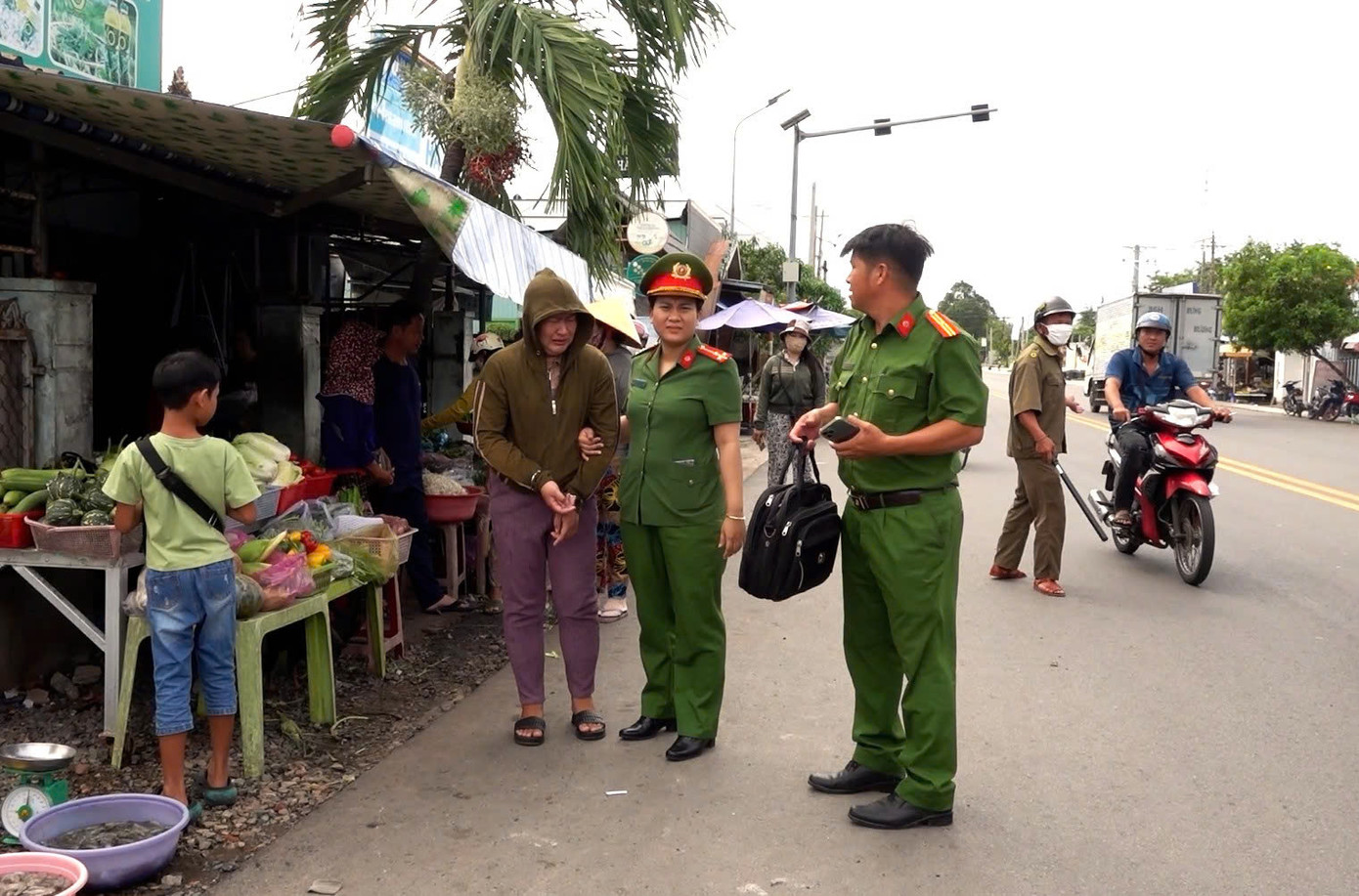 Công an dựng lại hiện trường vụ việc. Công an dựng lại hiện trường vụ việc.
