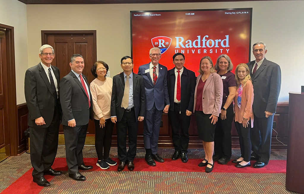 GS.TS.BS.Phạm Văn Lình và đoàn công tác HIU thăm Trường Đại học Radford, bang Virginia - Hoa Kỳ. GS.TS.BS.Phạm Văn Lình và đoàn công tác HIU thăm Trường Đại học Radford, bang Virginia - Hoa Kỳ.