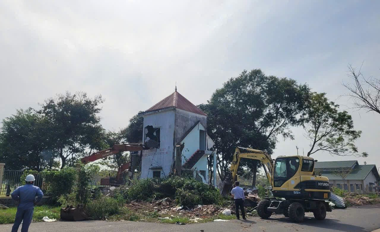 Lực lượng chức năng cùng các phương tiện đang tháo dỡ, cưỡng chế căn nhà. Ảnh: Thời sự BRT.