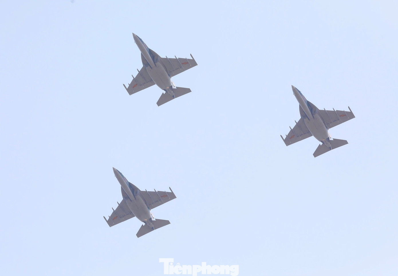 Yak-130 bay lượn trên bầu trời Biên Hòa rồi ráp lại tạo thành đội hình 3-4 chiếc.