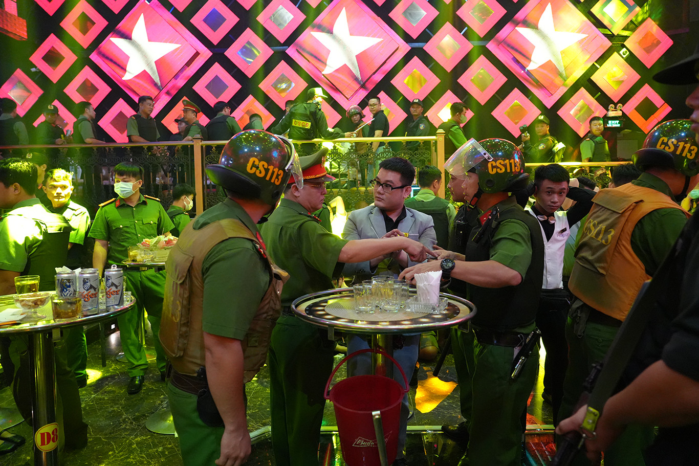 Cảnh sát kiểm soát hiện trường.