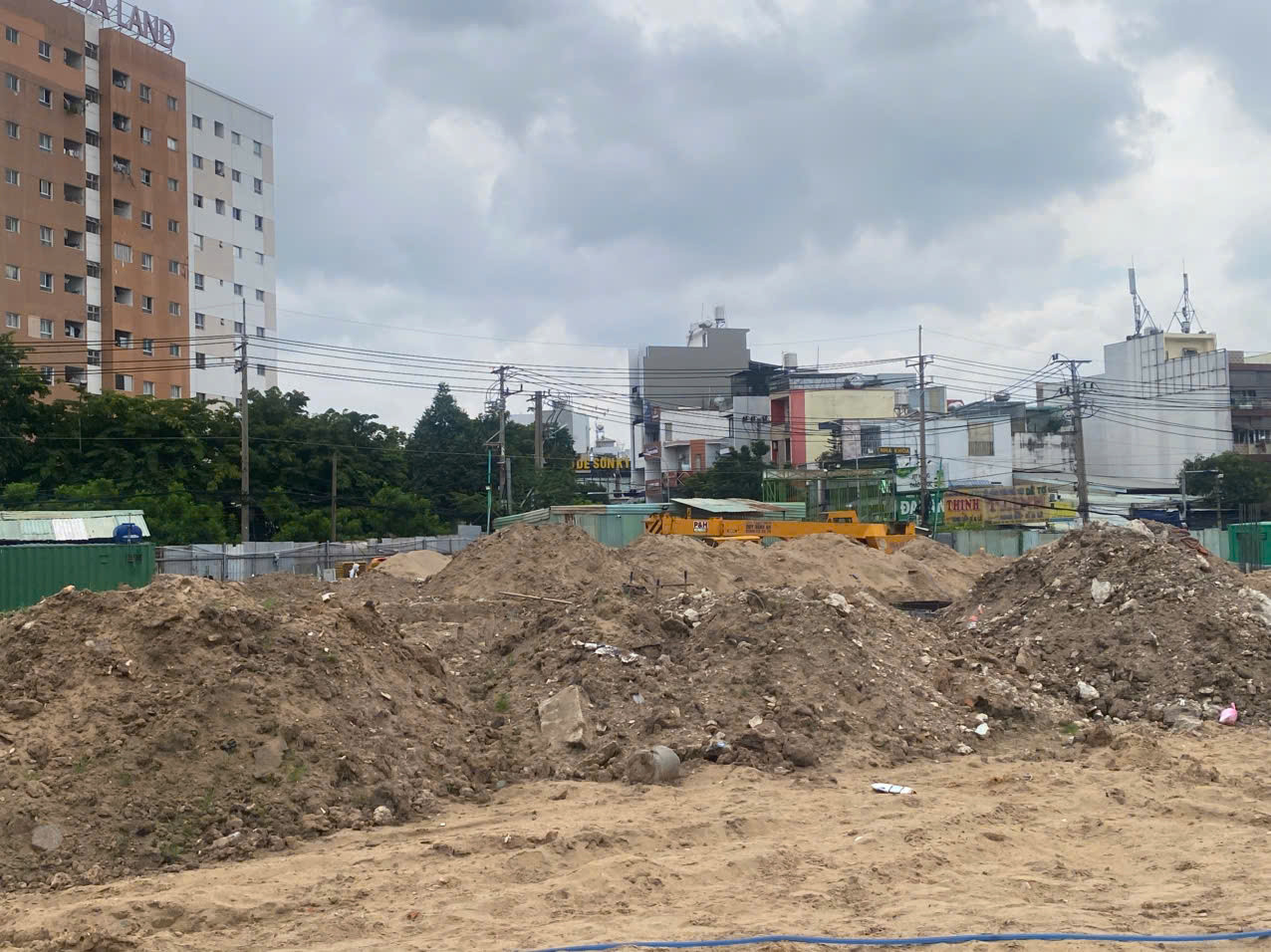 Trên nền đất bia mộ, cỏ dại... đang dần trở thành nơi gieo mầm tri thức.