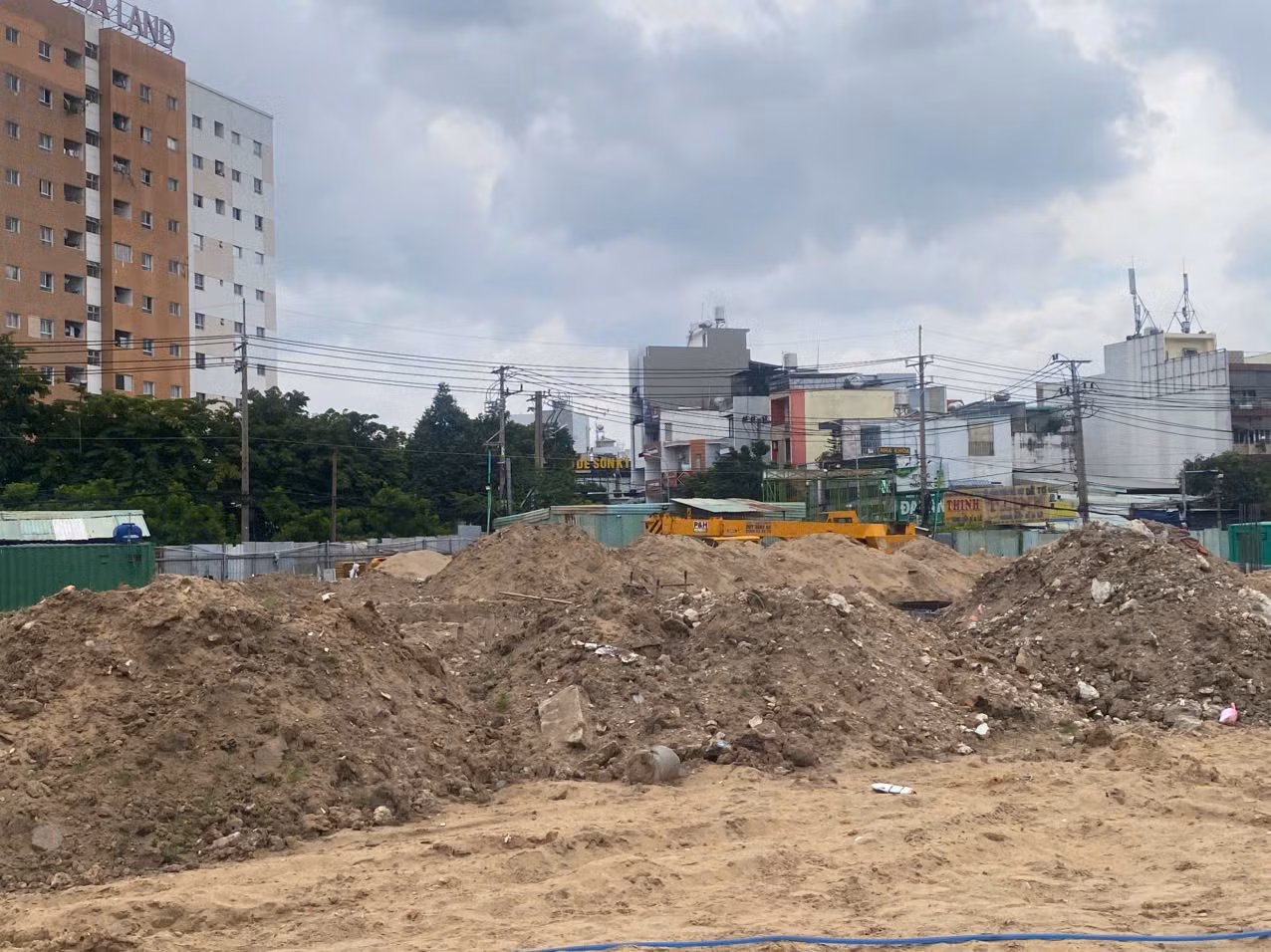 Trên nền đất bia mộ, cỏ dại... đang dần trở thành nơi gieo mầm tri thức.