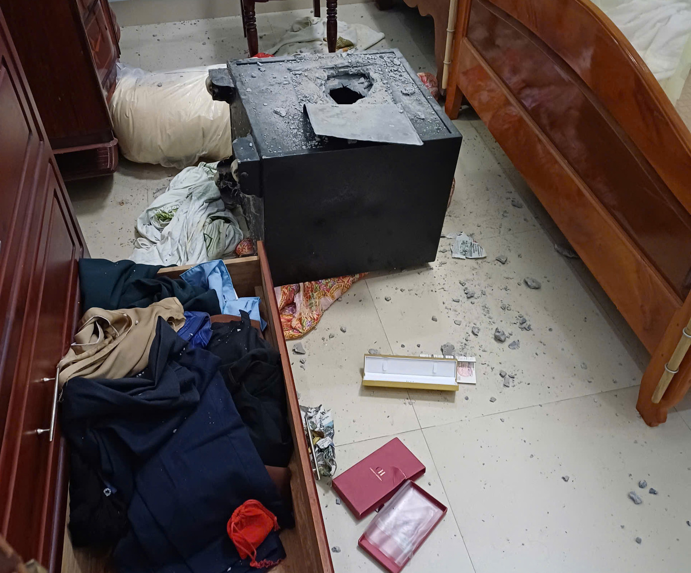 Hiện trường két sắt bị cạy phá. Hiện trường két sắt bị cạy phá.