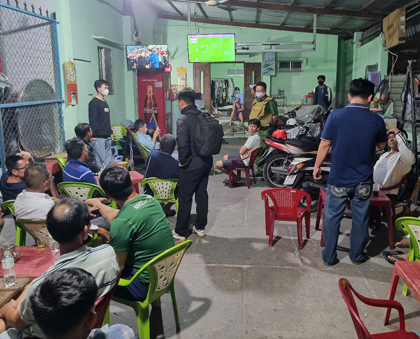 Công an kiểm tra quán cà phê do ông Tất Văn Bình làm chủ trên đường Hồ Xuân Hương, thuộc phường Mũi Né, TP. Phan Thiết. Công an kiểm tra quán cà phê do ông Tất Văn Bình làm chủ trên đường Hồ Xuân Hương, thuộc phường Mũi Né, TP. Phan Thiết.