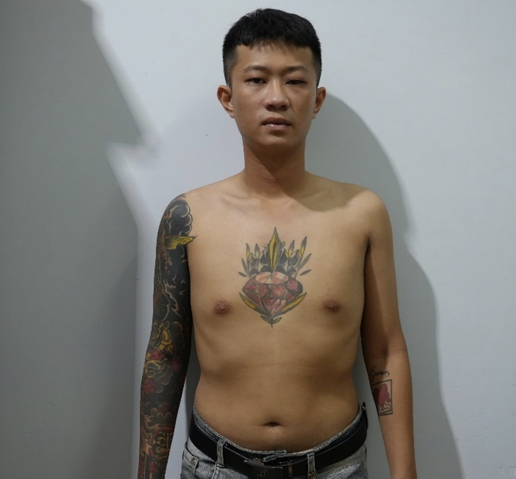 Đối tượng Châu Trương Minh Khoa được triệu tập đến cơ quan công an để phục vụ công tác điều tra.