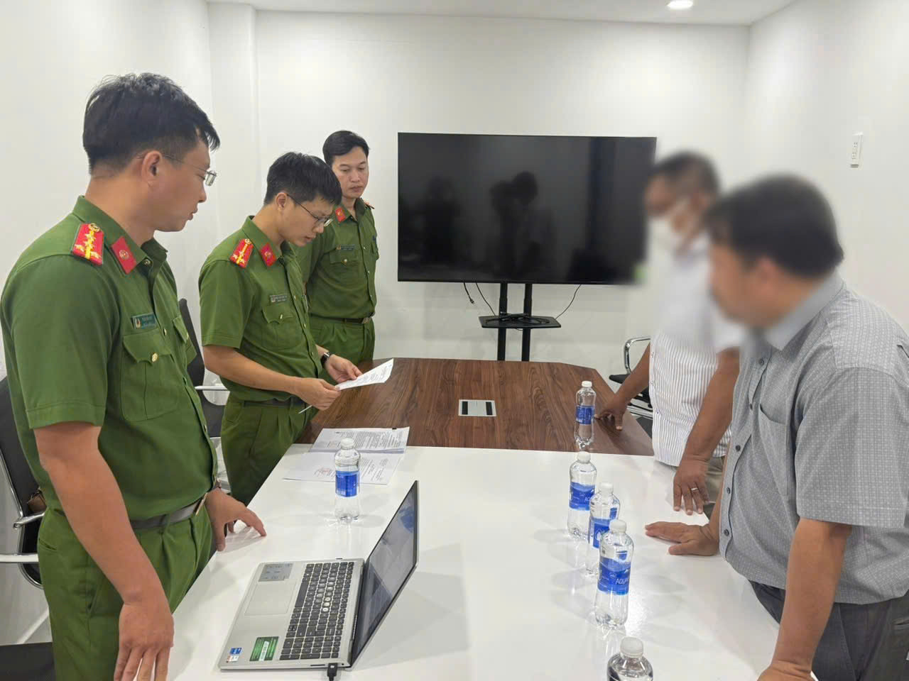 Cơ quan CSĐT Công an tỉnh Bà Rịa - Vũng Tàu tống đạt quyết định khởi tố một số bị can trong vụ án. Cơ quan CSĐT Công an tỉnh Bà Rịa - Vũng Tàu tống đạt quyết định khởi tố một số bị can trong vụ án.