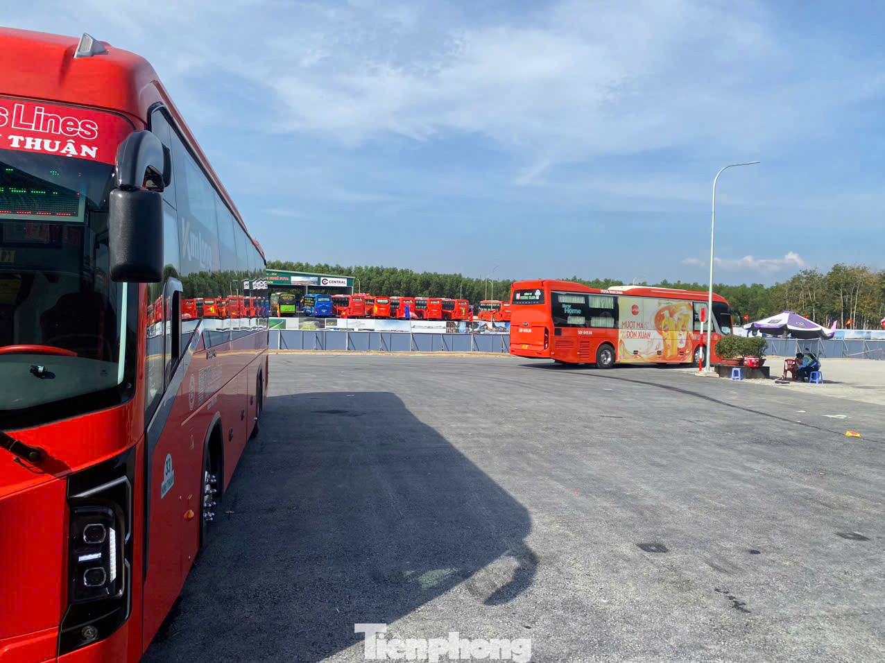 Nhiều xe khách, xe giường nằm vào trạm để hành khách nghỉ ngơi.