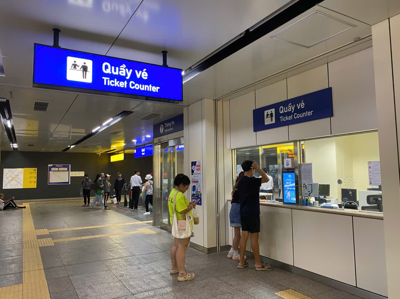 Du khách có 2 lựa chọn, một là mua vé tại quầy bán vé.