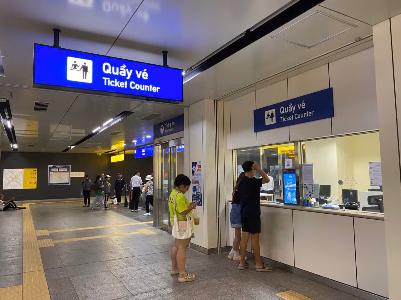 Du khách có 2 lựa chọn, một là mua vé tại quầy bán vé.
