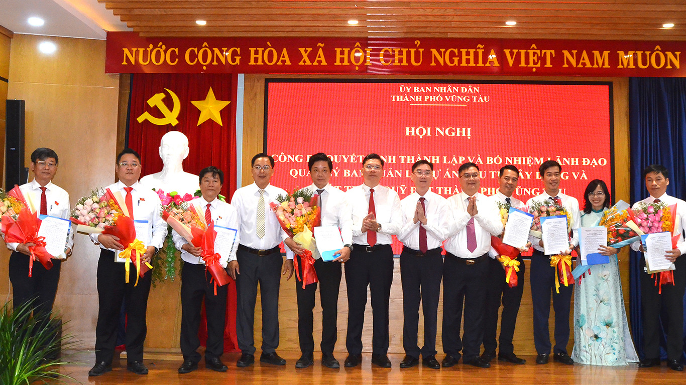 Lãnh đạo UBND TP Vũng Tàu trao quyết định bổ nhiệm lãnh đạo Ban Quản lý dự án đầu tư xây dựng và Phát triển quỹ đất thành phố. Lãnh đạo UBND TP Vũng Tàu trao quyết định bổ nhiệm lãnh đạo Ban Quản lý dự án đầu tư xây dựng và Phát triển quỹ đất thành phố.