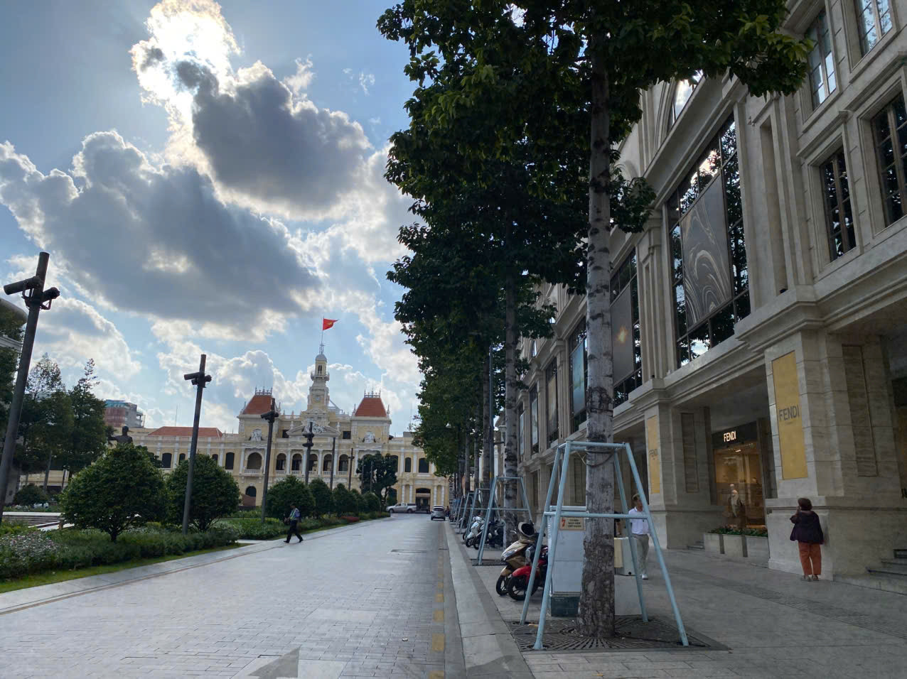 Mặt tiền phố đi bộ Nguyễn Huệ của Khu phức hợp trung tâm mua sắm - khách sạn Union Square, nhìn về phía toà nhà UBND TPHCM.