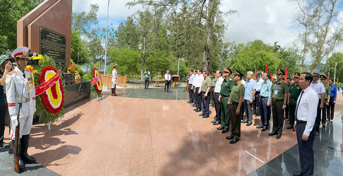 Thủ tướng Phạm Minh Chính cùng đoàn công tác Trung ương viếng Nghĩa trang Hàng Keo. Ảnh: Báo Bà Rịa - Vũng Tàu.