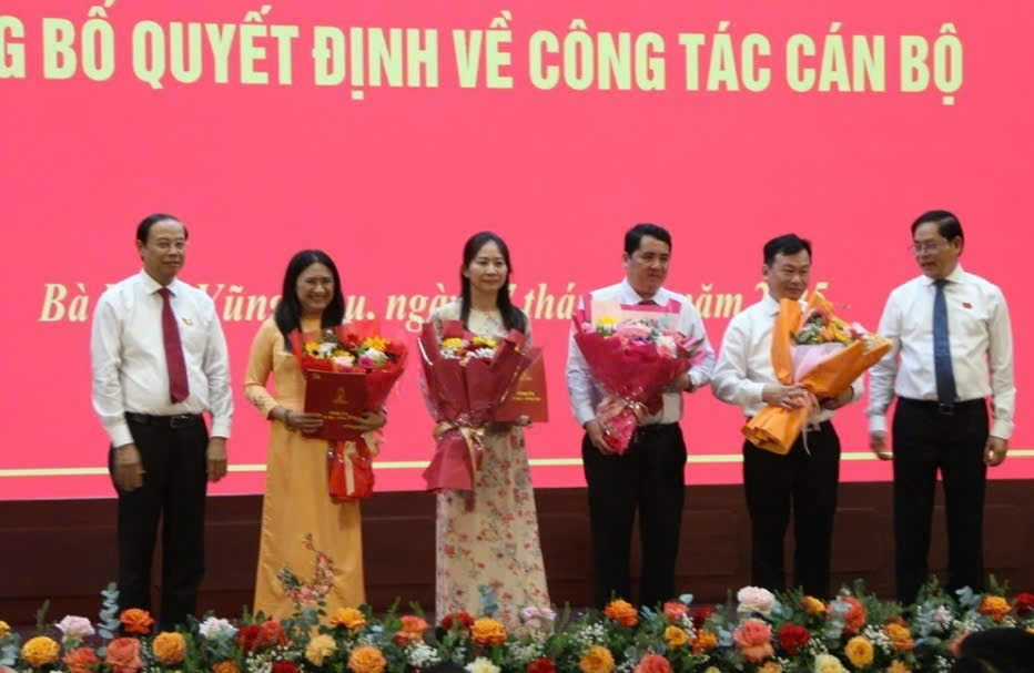 Lãnh đạo sở, ban quản lý nhận quyết định, hoa chúc mừng từ Ban thường vụ Tỉnh uỷ Bà Rịa - Vũng Tàu. Lãnh đạo sở, ban quản lý nhận quyết định, hoa chúc mừng từ Ban thường vụ Tỉnh uỷ Bà Rịa - Vũng Tàu.