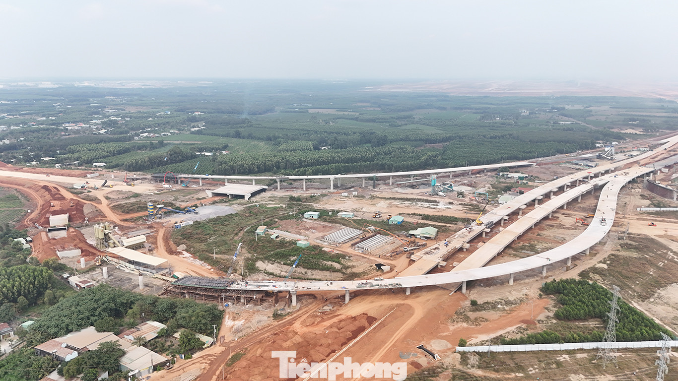 Theo thiết kế, tuyến đường T1 dài 4,3km, kéo dài từ phía Tây sân bay Long Thành đến quốc lộ 51 được đầu tư với vận tốc thiết kế 80 km/h theo tiêu chuẩn đường chính đô thị. Tuyến đường T2 dài 3,5 km, gồm 4 làn xe có điểm đầu nối với cao tốc TPHCM - Long Thành - Dầu Giây, điểm cuối nối vào nút giao với đường T1.