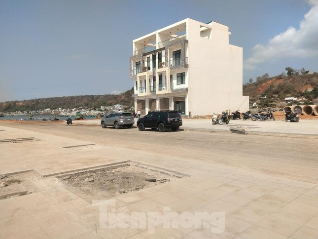 Xe của Bộ Công an đậu bên trong dự án Hamubay Phan Thiết sáng 16/3/2022. Xe của Bộ Công an đậu bên trong dự án Hamubay Phan Thiết sáng 16/3/2022.