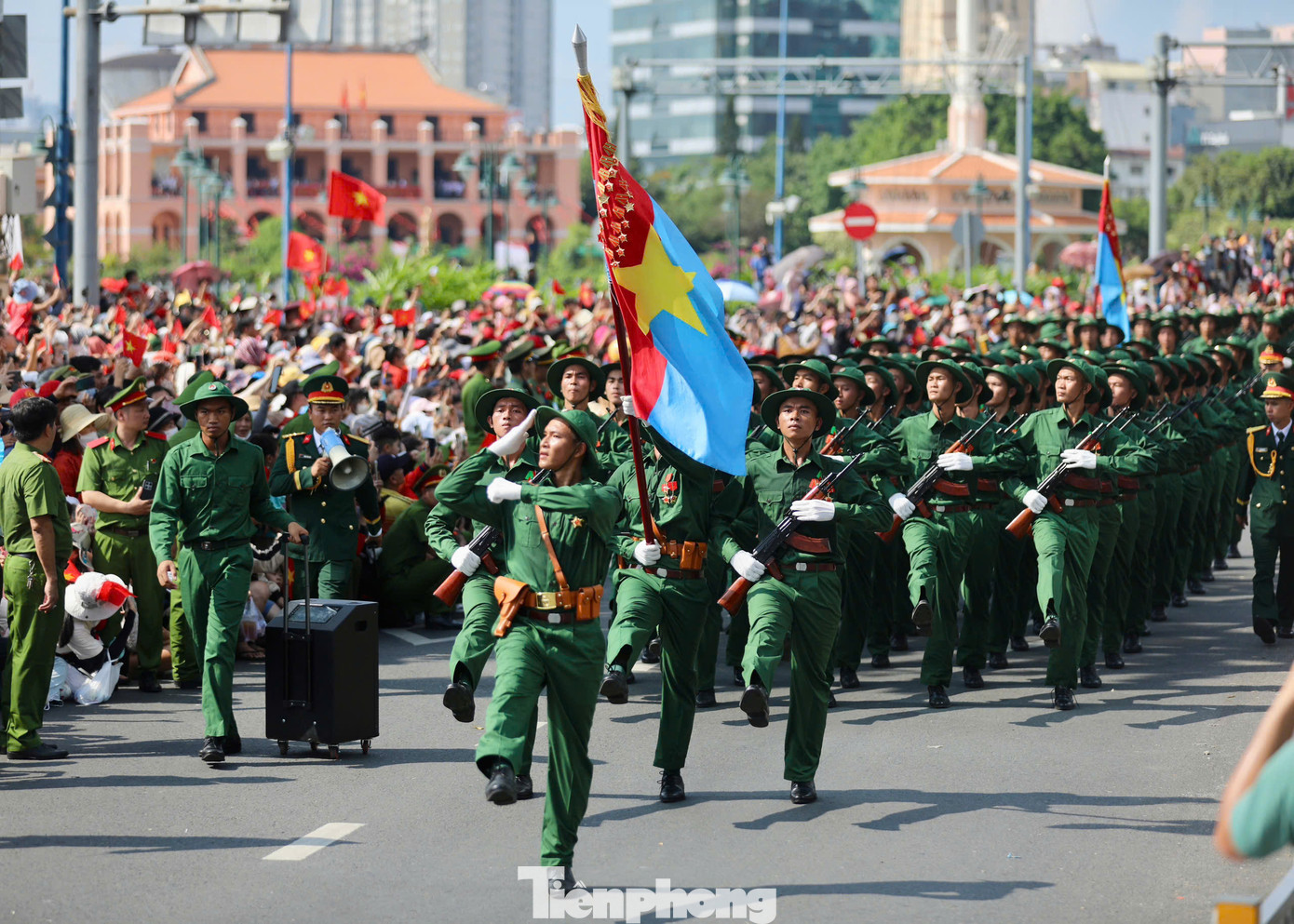 …mà những bước chân hùng dũng còn là biểu tượng cho sức mạnh đại đoàn kết toàn dân tộc.