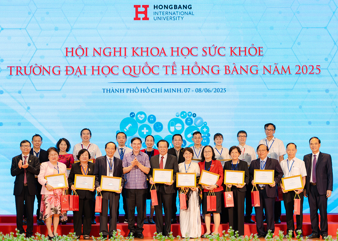 Ban tổ chức trao giấy chứng nhận cho các đại biểu tham dự Hội nghị.