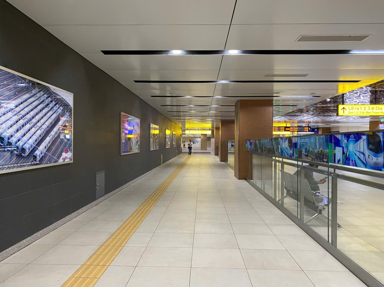 Bên trong ga metro có bố trí lối đi bộ rộng rãi và ghế ngồi chờ cho hành khách.