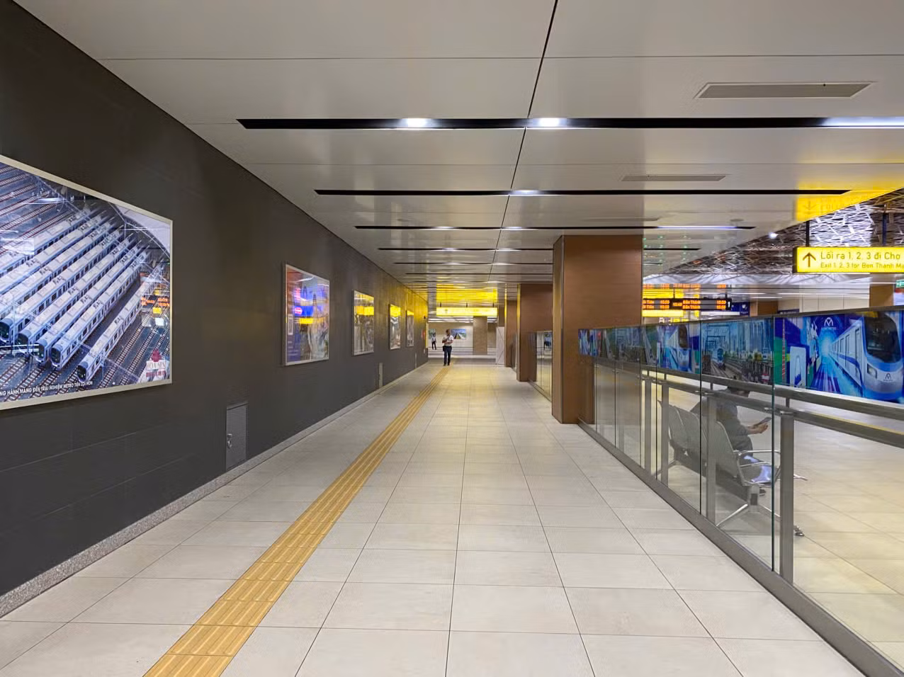 Bên trong ga metro có bố trí lối đi bộ rộng rãi và ghế ngồi chờ cho hành khách.