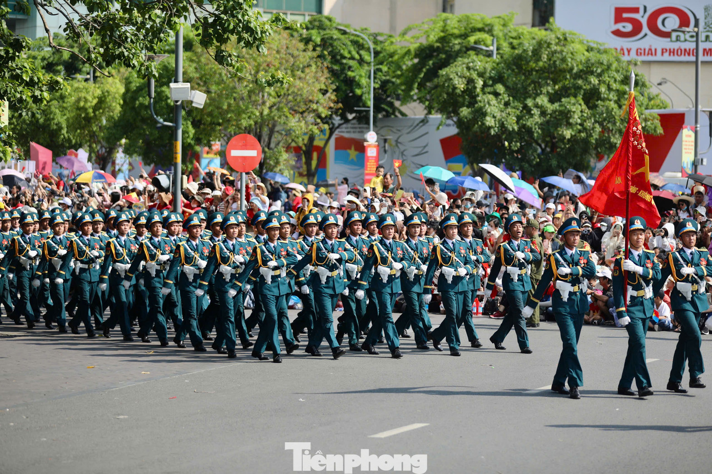 Đi trong lòng nhân dân.