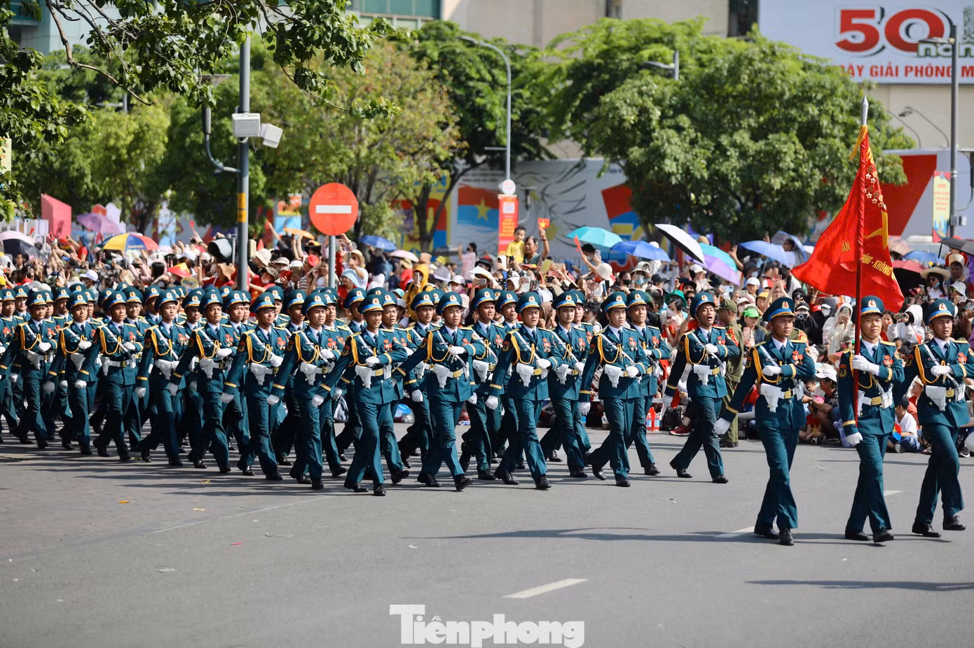 Đi trong lòng nhân dân.