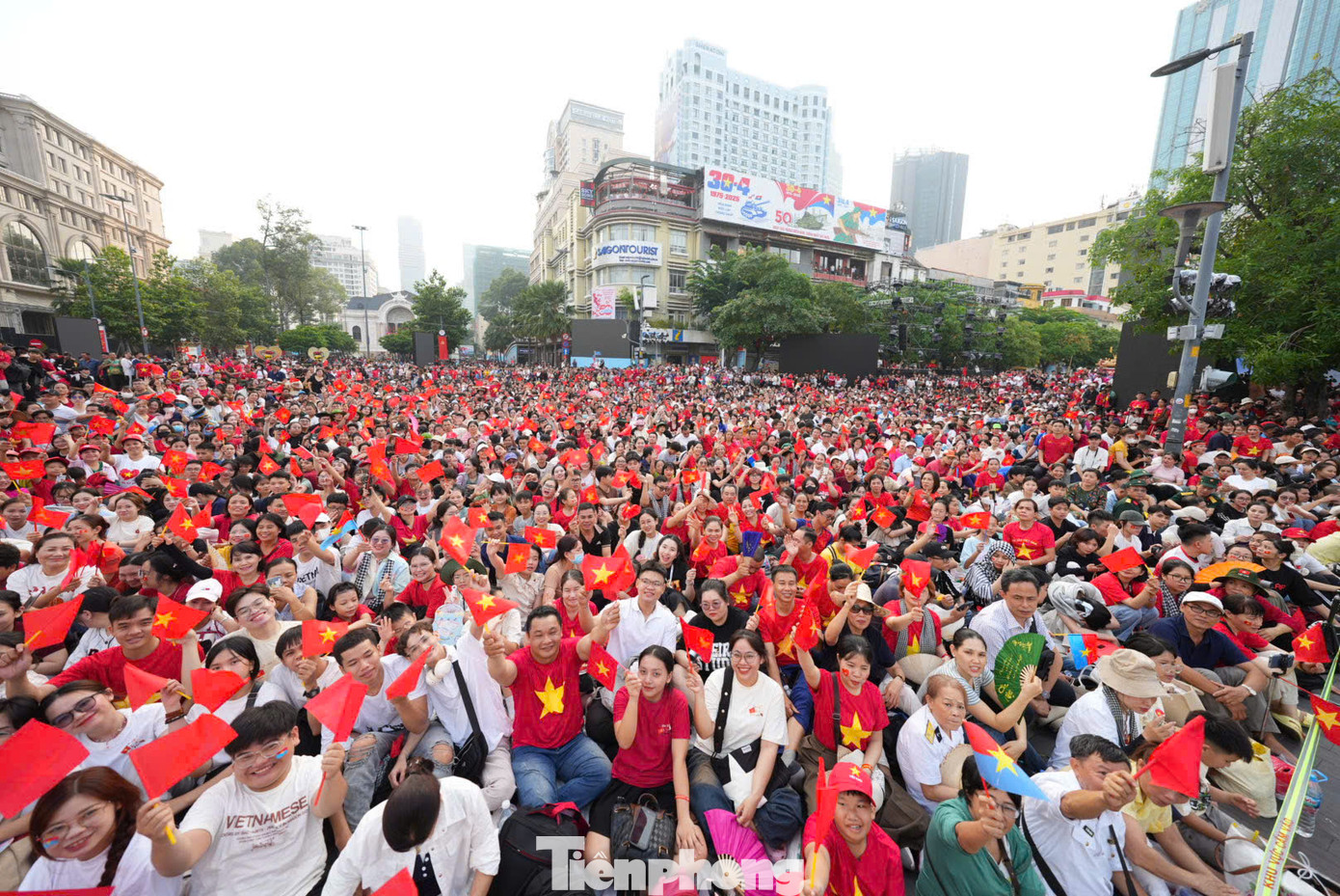 Đông đảo người dân theo dõi lễ kỷ niệm. Ảnh: Hiếu Duy.