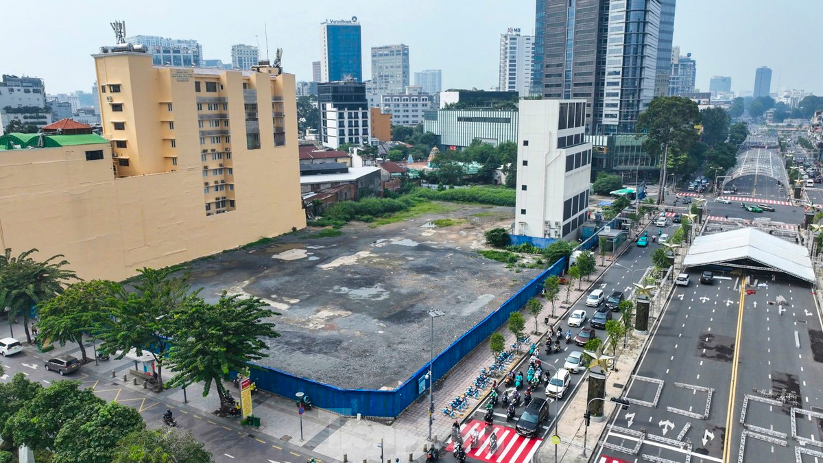 Thương xá Tax là khu đất “kim cương” nằm giữa 3 mặt tiền đường Nguyễn Huệ - Lê Lợi - Pasteur. Ảnh: Duy Anh.