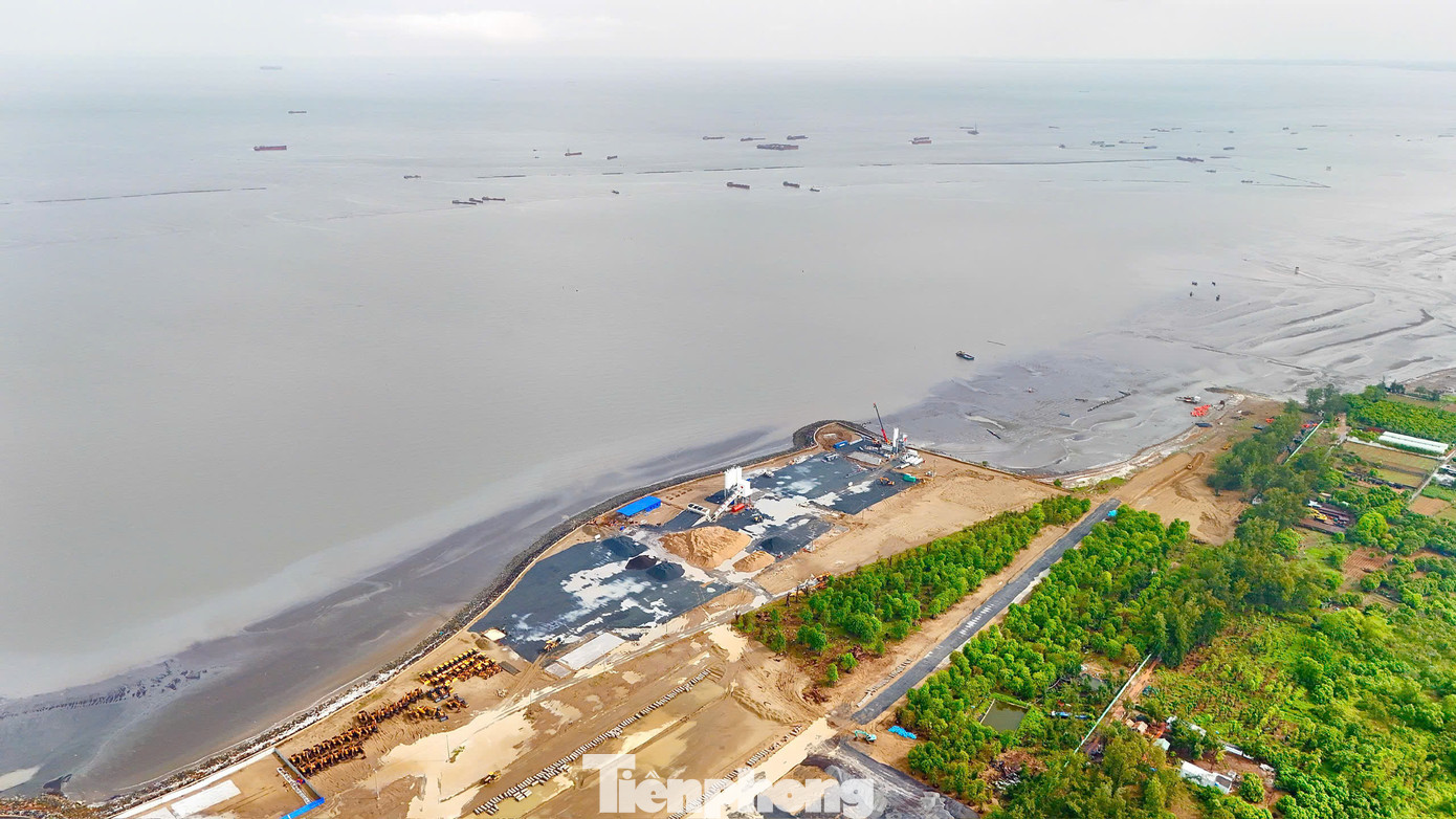 Dự án Khu đô thị du lịch lấn biển Cần Giờ được phê duyệt từ năm 2003 với tổng diện tích 856 ha thuộc xã Long Hòa gồm 2 khu: Khu du lịch 30/4 có diện tích 256 ha và khu du lịch lấn biển có diện tích khoảng 600 ha.