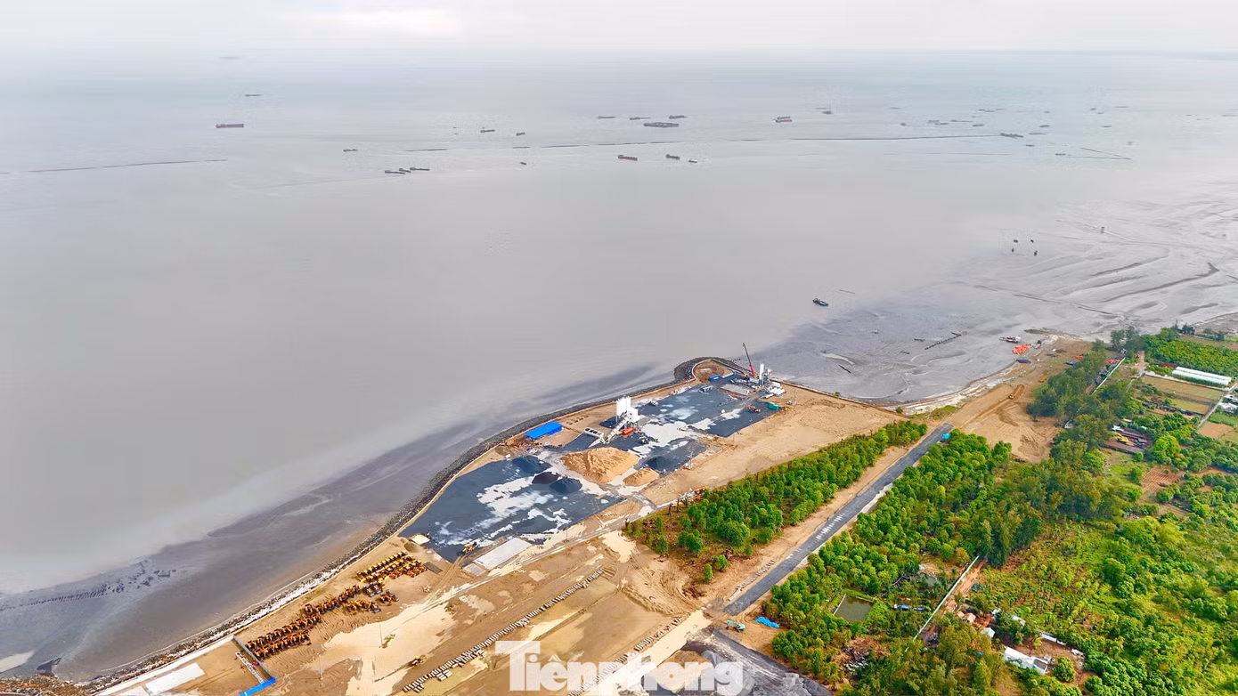 Dự án Khu đô thị du lịch lấn biển Cần Giờ được phê duyệt từ năm 2003 với tổng diện tích 856 ha thuộc xã Long Hòa gồm 2 khu: Khu du lịch 30/4 có diện tích 256 ha và khu du lịch lấn biển có diện tích khoảng 600 ha.