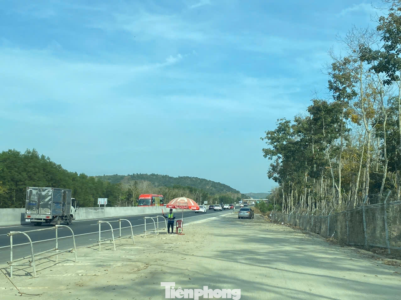 Lối ra trạm dừng nghỉ vẫn là đường đất, chưa có dải phân cách.