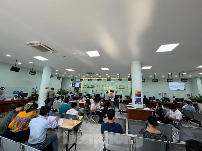 Người dân nộp hồ sơ chuyển nhượng đất đai tại Văn phòng Đăng ký đất đai TP. Thủ Đức.