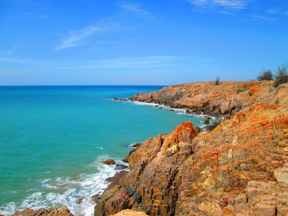 Tàu cá bị chìm tại khu vực biển cách Đông Nam mũi La Gàn (xã Bình Thạnh, huyện Tuy Phong) khoảng 25 hải lý. Ảnh: Internet