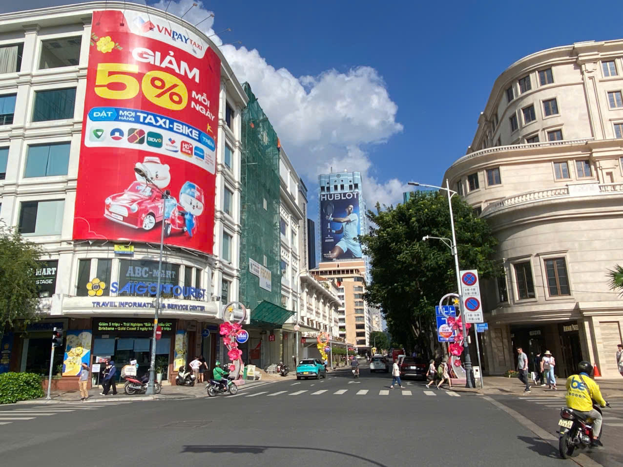 Tại các đô thị lớn trong khu vực như Singapore hay Bangkok (Thái Lan), hầu hết các nhà ga metro lớn đều kết nối trực tiếp đến các trung tâm thương mại, khu phức hợp lớn. Union Square chính thức trở thành toà nhà đầu tiên tại Việt Nam kết nối thẳng tầng hầm đến nhà ga ngầm đường sắt đô thị.